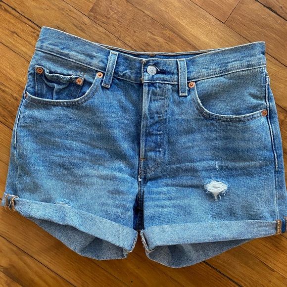 Like New Levis 501 high waisted shorts - Picture 2 of 3